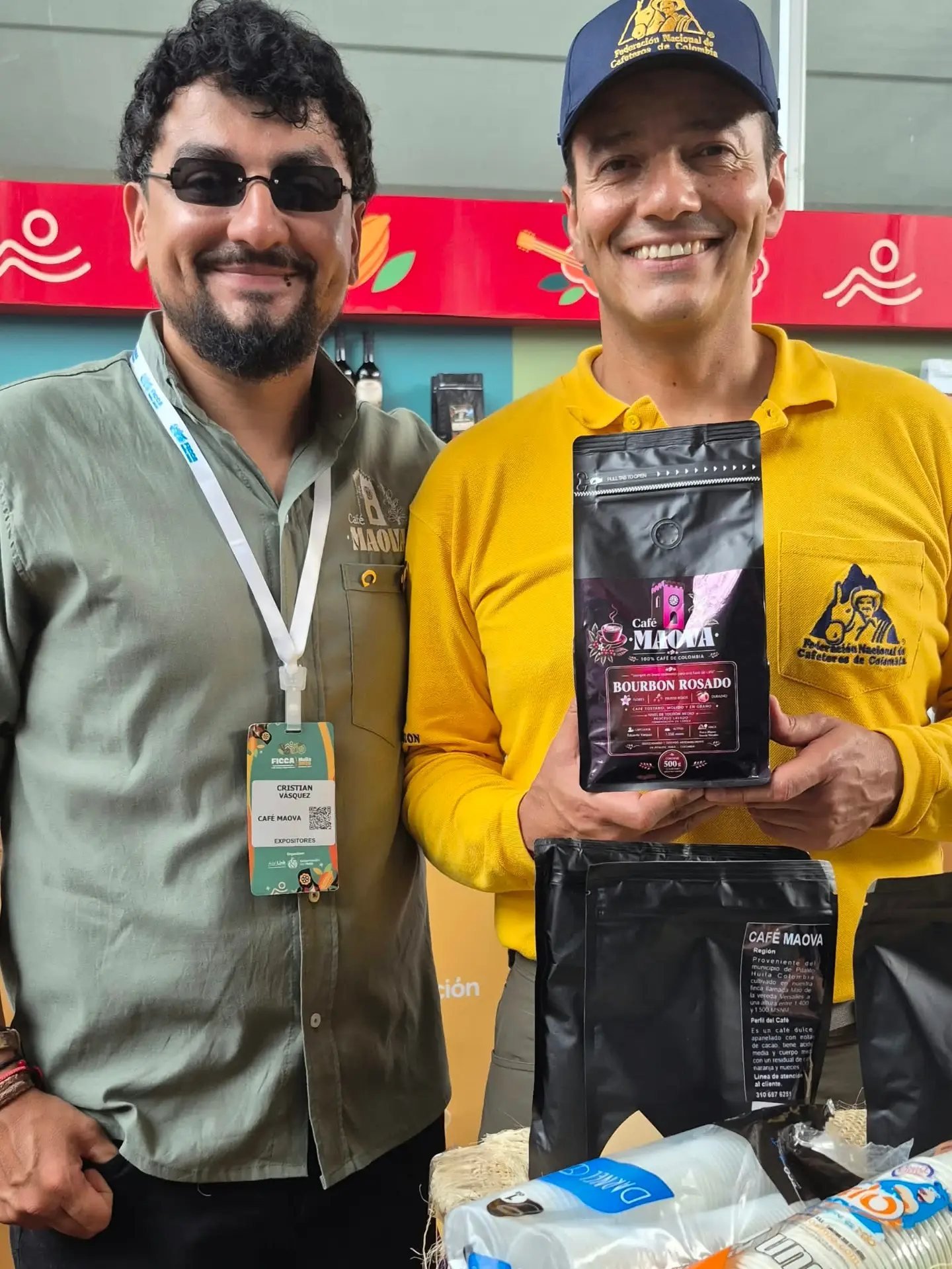 Café MAOVA Bourbon Rosado exhibido en una feria